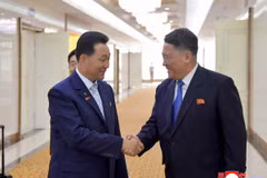 Chủ tịch Hội đồng Nhân dân Tối cao Triều Tiên Pak In Chol (trái) rời Bình Nhưỡng để tham dự Hội nghị Chủ tịch Quốc hội thế giới tại Geneva, Thụy Sĩ. (Ảnh: Yonhap)