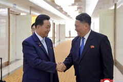 Chủ tịch Hội đồng Nhân dân Tối cao Triều Tiên Pak In Chol (trái) rời Bình Nhưỡng để tham dự Hội nghị Chủ tịch Quốc hội thế giới tại Geneva, Thụy Sĩ. (Ảnh: Yonhap)