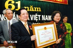 Phó Chủ tịch nước Trương Mỹ Hoa trao Huân chương Lao động hạng Nhì tặng Phó Tổng Giám đốc Thông tấn xã Việt Nam Trương Đức Anh nhân dịp kỷ niệm 61 năm Ngày truyền thống Thông tấn xã Việt Nam, tháng 9/2006.