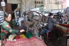 Người dân hối hả sản xuất vụ Tết tại “thủ phủ” chiếu cói Thu Xà. (Ảnh: Đinh Hương/TTXVN)