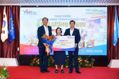 Giải thưởng lớn nhất - 10 lượng vàng SJC - đã được trao tận tay cô Đỗ Thị T.