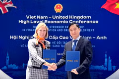 Ông Ngô Chí Dũng, Chủ tịch Hội đồng quản trị kiêm Tổng Giám đốc Công ty Vaccine Việt Nam (VNVC) và bà Kaja Natland, Phó Chủ tịch cấp cao GSK vùng châu Á-Thái Bình Dương, khu vực Quốc tế trao văn kiện nâng tầm hợp tác. (Ảnh: Hà Ngân/Vietnam+)