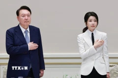 Ông Yoon Suk Yeol (trái) lúc còn đương nhiệm Tổng thống Hàn Quốc và vợ Kim Keon Hee dự một sự kiện ở Seoul, ngày 13/9/2024. (Ảnh: Yonhap/TTXVN)