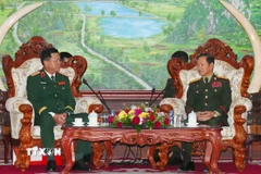 Thượng tướng Khamliang Outhakaysone (phải), Bộ trưởng Bộ Quốc phòng Lào, tiếp Thượng tướng Nguyễn Trường Thắng, Thứ trưởng Bộ Quốc phòng Việt Nam đến chào xã giao. (Ảnh: Xuân Tú/TTXVN)