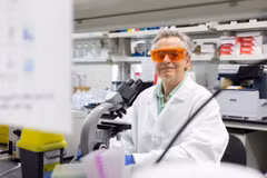 Bác sỹ Mario Ostrowski tại Bệnh viện St. Michael's, Unity Health Toronto, đồng thời là Giáo sư về miễn dịch học, y học xét nghiệm và bệnh lý học tại Khoa Y Temerty thuộc Đại học Toronto. (Nguồn: Đại học Toronto)