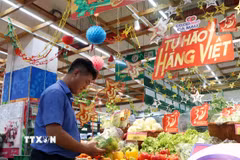 Người dân mua sắm hàng Việt tại Siêu thị Co.opmart Cà Mau. (Ảnh: Kim Há/TTXVN)