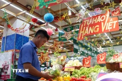 Người dân mua sắm hàng Việt tại Siêu thị Co.opmart Cà Mau. (Ảnh: Kim Há/TTXVN)