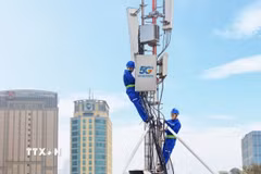 Tập đoàn VNPT triển khai lắp đặt hạ tầng và trạm thu phát sóng VinaPhone 5G trên toàn quốc. (Ảnh: Minh Quyết/TTXVN)