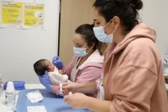 Các nữ hộ lý chăm sóc trẻ sơ sinh tại khu hộ sinh ở Ajaccio, ngày 18/1/2024. (Ảnh: AFP)