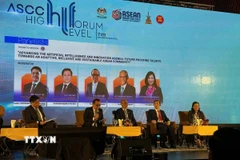 Thứ trưởng Bộ Nội vụ Cao Huy (thứ 2 từ phải sang) tham gia phiên tham luận tại Diễn đàn. (Ảnh: Bùi Hoàn/TTXVN)