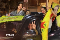 Niềm vui của người dân sau khi Khu tự trị người Kurd đạt thỏa thuận sáp nhập vào chính quyền Syria, tại Qamishli, Syria, ngày 10/3/2025. (Ảnh: Reuters/TTXVN)