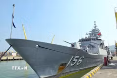 Tàu HMAS Toowoomba của Hải quân Australia cập cảng Tiên Sa thăm thành phố Đà Nẵng. (Ảnh: Trần Lê Lâm/TTXVN)