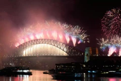 Pháo hoa rực rỡ trên cầu cảng Sydney trong lễ đón Năm mới 2026 ở Sydney. (Ảnh: AP)