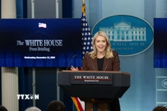 Thư ký báo chí Nhà Trắng Karoline Leavitt phát biểu họp báo tại Washington, D.C., Mỹ. (Ảnh: THX/TTXVN)