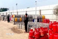Hàng trăm bình gas các loại bị Công an tỉnh Tây Ninh phát hiện, thu giữ tại hiện trường trong chuyên án triệt phá đường dây sản xuất, buôn bán gas giả. (Ảnh: TTXVN phát)