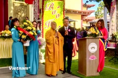 Ông Phạm Huy Phương (áo vest đen đứng bên phải), Tham tán, trưởng ban công tác cộng đồng Đại sứ quán Việt Nam tại Đức phát biểu nhân Đại lễ Vu lan và chúc mừng khánh thành An vị Phật tai chùa Phúc Lâm. (Ảnh: Phương Hoa/Vietnam+)