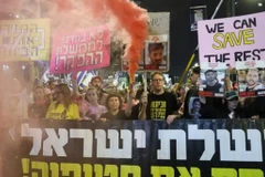 Người dân Israel mang theo ápphích có hình con tin trong cuộc biểu tình chống chính phủ kêu gọi chấm dứt chiến tranh ở Gaza. (Nguồn: AFP)