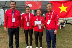 Huy chương Vàng đầu tiên của Đoàn Thể thao Việt Nam - bộ đôi Nguyễn Thị Hương và Diệp Thị Hương nhận thưởng nóng từ Trưởng đoàn. (Ảnh: Báo Nhân dân)