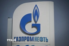 Biểu tượng Tập đoàn khí đốt Gazprom tại một trạm xăng ở Moskva, Nga. (Ảnh: AFP/TTXVN)