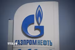 Biểu tượng Tập đoàn khí đốt Gazprom tại một trạm xăng ở Moskva, Nga. (Ảnh: AFP/TTXVN)