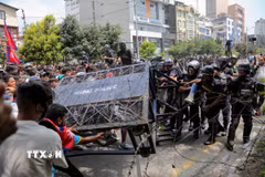 Cảnh sát ngăn dòng người biểu tình bạo loạn phản đối Chính phủ tại thủ đô Kathmandu, Nepal ngày 8/9/2025. (Ảnh: Anadolu Agency/TTXVN)