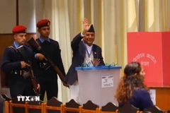 Ông Ram Chandra Paudel (giữa) bỏ phiếu bầu Tổng thống ở Kathmandu, ngày 9/3/2023. (Ảnh: AP/TTXVN)