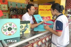 Người tiêu dùng tin chọn mua bánh Trung thu từ các thương hiệu uy tín, thay vì bánh trôi nổi. (Ảnh: Hương Giang/TTXVN)