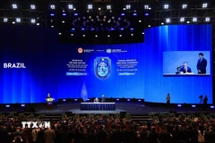 Tổng cục trưởng Cảnh sát Liên bang Brazil Andrei Augusto Passos Rodrigues ký Công ước của Liên hợp quốc về Chống tội phạm mạng. (Ảnh: Tuấn Anh/TTXVN)