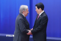Chủ tịch nước Lương Cường đón Tổng Thư ký Liên hợp quốc António Guterres dự Lễ mở ký Công ước Hà Nội. (Ảnh: Phạm Kiên/TTXVN)