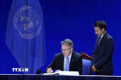 Đại diện Liên minh Châu Âu ký Công ước của Liên hợp quốc về Chống tội phạm mạng. (Ảnh: Phạm Kiên/TTXVN)