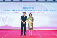 Gia đình chị Trịnh Linh Chi-anh Vũ Xuân Linh tặng hoa cám ơn Thạc sỹ-bác sỹ Đinh Thị Hiền Lê trong họp báo thành lập chuyên khoa y học bào thai.