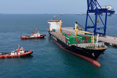 Tàu chở 4 container chứa rác thải điện tử nguy hại trả về Mỹ tại cảng Batu Ampar ở Batam, quần đảo Riau, ngày 20/1. (Ảnh: thejakartapost)