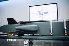 Tên lửa hành trình Taurus được trưng bày tại cơ sở sản xuất tên lửa ở Schrobenhausen, miền Nam Đức ngày 5/3/2024. (Ảnh: AFP/TTXVN)
