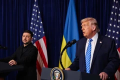 Tổng thống Mỹ Donald Trump và Tổng thống Ukraine Volodymyr Zelensky tại cuộc họp báo sau cuộc hội đàm tại dinh thự Mar-a-Lago của ông Trump ở Palm Beach, Florida, ngày 28/12/2025. (Ảnh: Getty Images)