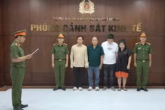 Nữ Giám đốc Trần Minh Thư cùng các nhân viên bị bắt giữ. (Ảnh: Công an Thành phố Hồ Chí Minh)