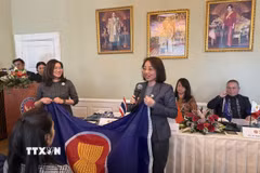 Đại sứ Việt Nam tại Đan Mạch, Nguyễn Lê Thanh, nhận lá cờ ASEAN từ Đại sứ Thái Lan, Suphanvasa Chotikajan Tang. (Ảnh: TTXVN phát)
