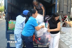 Câu lạc bộ Di sản áo dài Việt Nam - Bình Thuận (tỉnh Lâm Đồng) tiếp nhận hơn 1.000 bộ áo dài sau gần 2 tuần triển khai. (Ảnh: Hồng Hiếu/TTXVN)