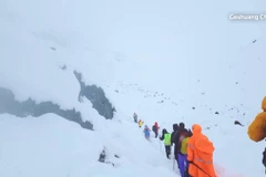 Lực lượng cứu hộ giải cứu các nhà leo núi mắc kẹt sau trận bão tuyết. (Nguồn: Reuters)