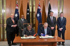 Thủ tướng Australia Anthony Albanese và người đồng cấp Papua New Guinea James Marape ký Hiệp ước quốc phòng tại Tòa nhà Quốc hội ở Canberra, Australia, ngày 6/10/2025. (Ảnh: Reuters)