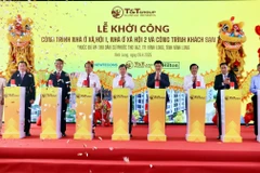 Các đại biểu thực hiện nghi lễ khởi công công trình nhà ở xã hội và khách sạn thuộc dự án Khu dân cư Phước Thọ 1&2.