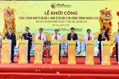 Các đại biểu thực hiện nghi lễ khởi công công trình nhà ở xã hội và khách sạn thuộc dự án Khu dân cư Phước Thọ 1&2.