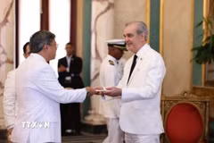 Đại sứ Việt Nam Lê Quang Long trình Quốc thư lên Tổng thống Cộng hoà Dominicana Luis Rodolfo Abinader Corona. (Ảnh: TTXVN phát)