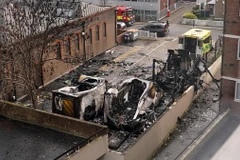 Hiện trường các xe cứu thương bị phóng hỏa. (Ảnh: AP)