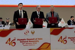 Ông Vath Chamroeun, Tổng thư ký Ủy ban Olympic Quốc gia Campuchia và ông Seng Vannak, Phó Thống đốc Phnom Penh, đã ký hợp đồng đăng cai Đại hội Thể thao Thanh niên châu Á lần thứ 5 năm 2031 với ông Timothy Fox, Chủ tịch lâm thời của Hội đồng Olympic. (Ảnh: Olympic Campuchia)