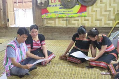 Cán bộ xã Dục Nông, tỉnh Quảng Ngãi lồng ghép tuyên truyền bầu cử cùng các buổi họp thôn. (Ảnh: Dư Toán/TTXVN)