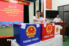 Cử tri bỏ phiếu bầu tại Khu vực bỏ phiếu số 1 (Hải đoàn 129 Hải quân). (Ảnh: Đoàn Mạnh Dương/TTXVN)