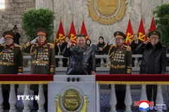 Nhà lãnh đạo Kim Jong Un (giữa) tham dự lễ diễu binh chào mừng Đại hội lần thứ IX của Đảng Lao động Triều Tiên tại Bình Nhưỡng tối 25/2/2026. (Ảnh: KCNA/TTXVN)