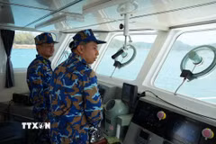 Cán bộ, chiến sỹ Trạm kiểm soát Biên phòng Rạch Đầm, Đồn Biên phòng cửa khẩu An Thới (Ban Chỉ huy Bộ đội Biên phòng An Giang) tuần tra, kiểm soát chống IUU trên khu vực biển Phú Quốc. (Ảnh: Lê Huy Hải/TTXVN)