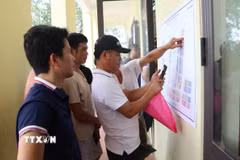Người dân bốc thăm đất tái định cư phục vụ Dự án Cảng hàng không quốc tế Gia Bình. (Ảnh: Thanh Thương/TTXVN)