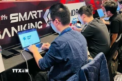 Các kỹ sư công nghệ tham gia diễn tập an ninh mạng lĩnh vực tài chính, ngân hàng. (Ảnh: Ngọc Bích/TTXVN)